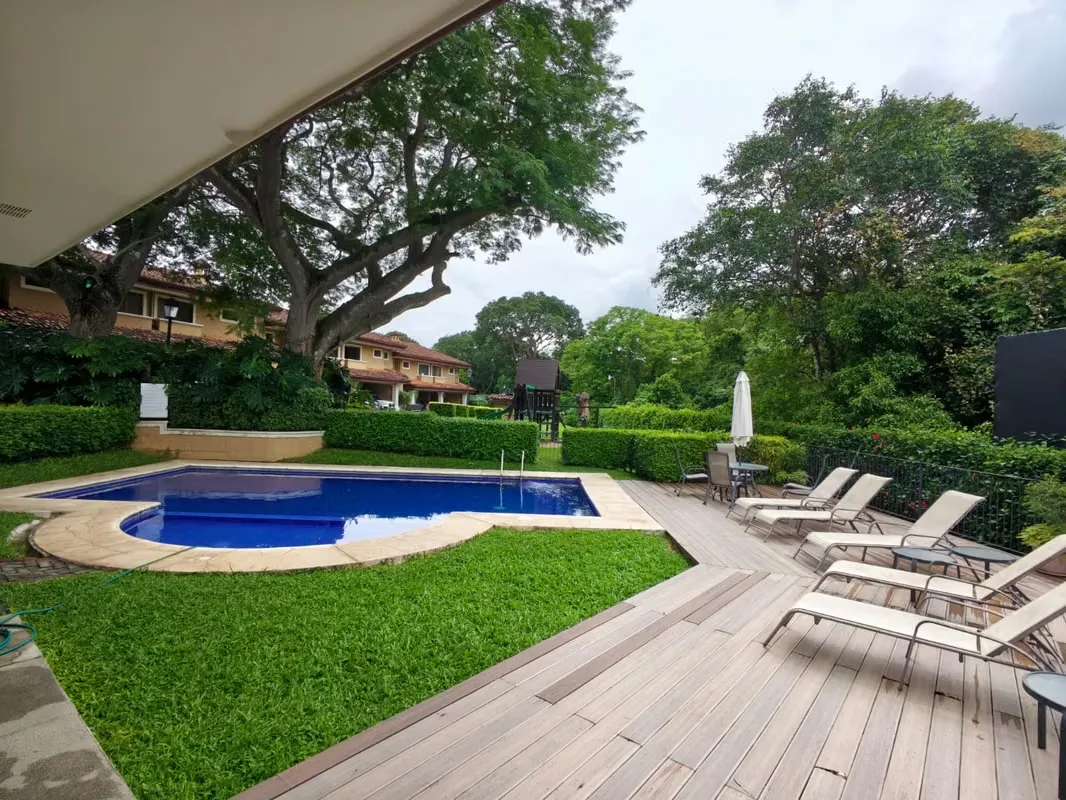 Esta hermosa casa ofrece espacios ideales para disfrutar en familia, con excelente distribución y áreas verdes.