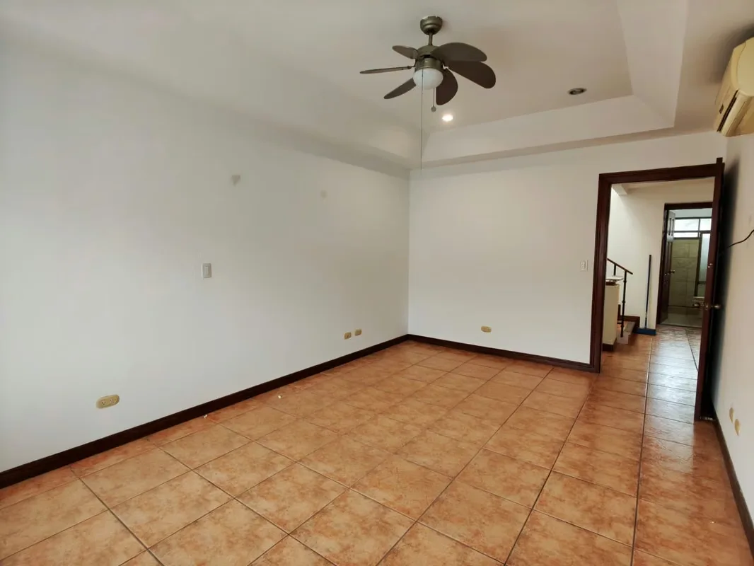 Esta hermosa casa ofrece espacios ideales para disfrutar en familia, con excelente distribución y áreas verdes., photo 11