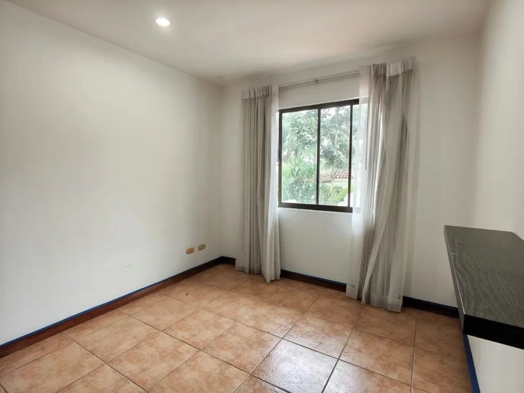 Esta hermosa casa ofrece espacios ideales para disfrutar en familia, con excelente distribución y áreas verdes., photo 12