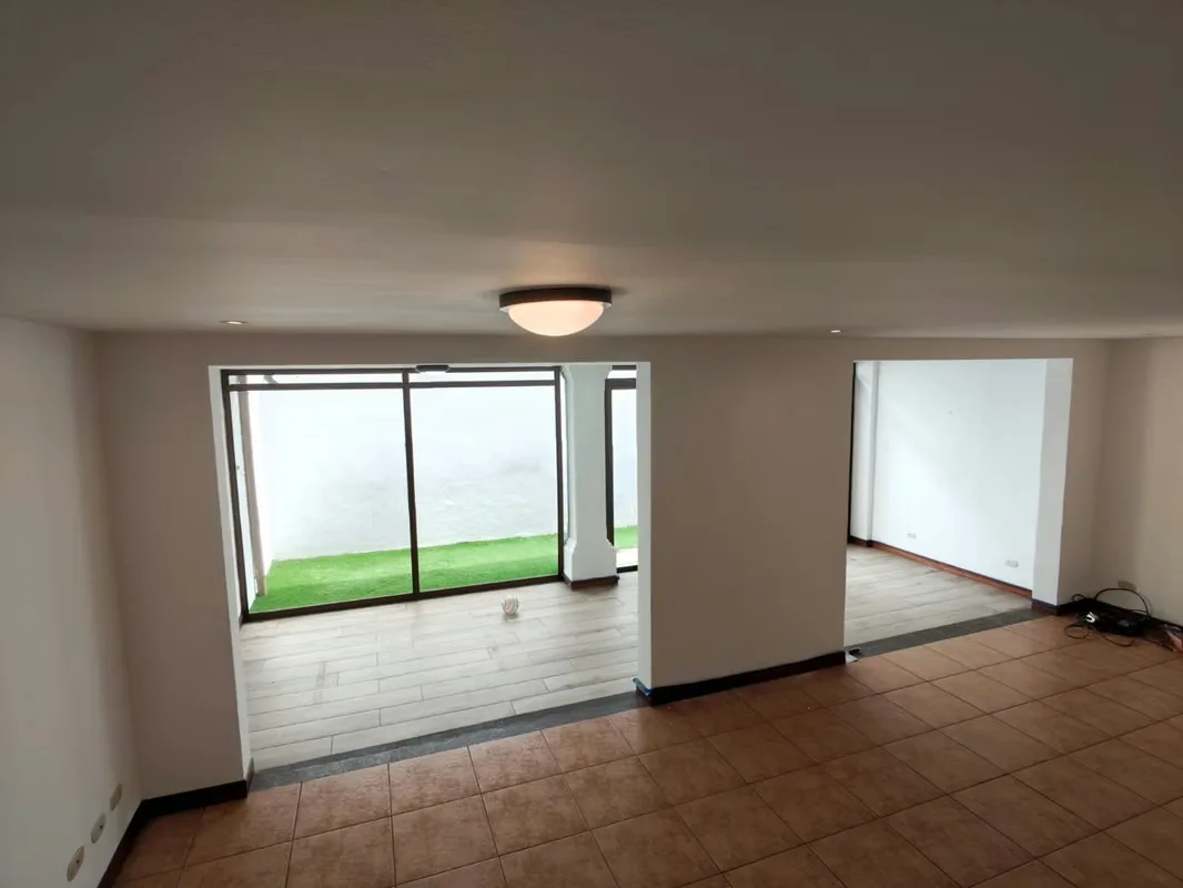 Esta hermosa casa ofrece espacios ideales para disfrutar en familia, con excelente distribución y áreas verdes., photo 3