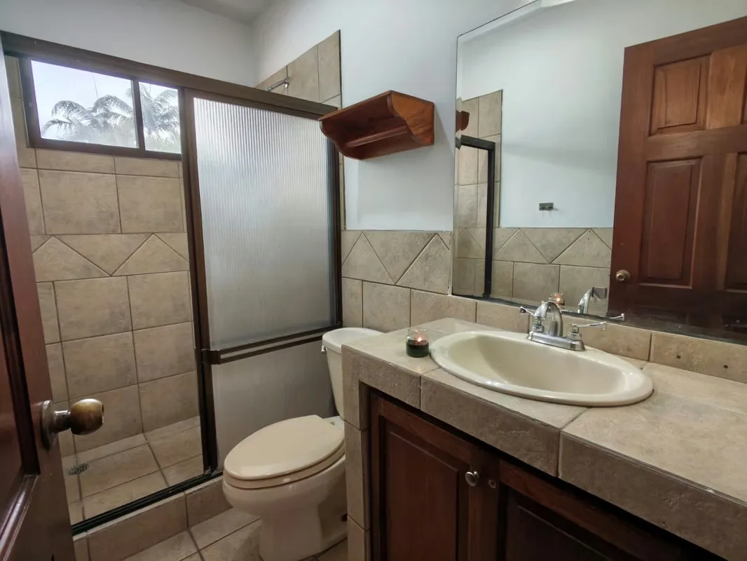 Esta hermosa casa ofrece espacios ideales para disfrutar en familia, con excelente distribución y áreas verdes., photo 5