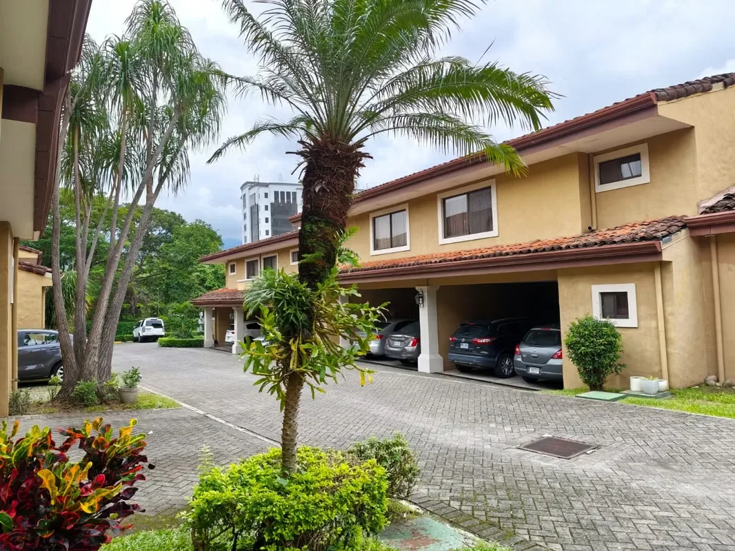 Esta hermosa casa ofrece espacios ideales para disfrutar en familia, con excelente distribución y áreas verdes., photo 7