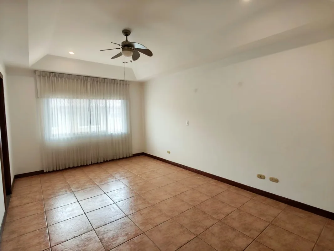 Esta hermosa casa ofrece espacios ideales para disfrutar en familia, con excelente distribución y áreas verdes., photo 9