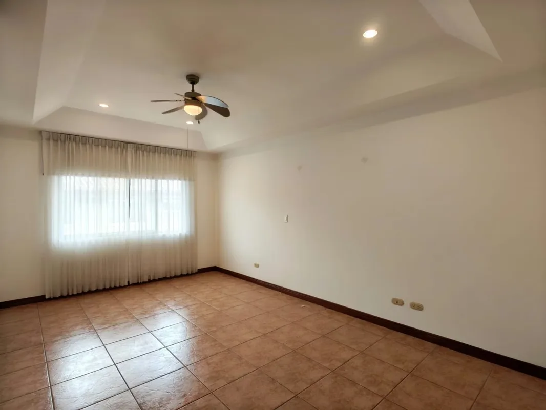Esta hermosa casa ofrece espacios ideales para disfrutar en familia, con excelente distribución y áreas verdes., photo 10