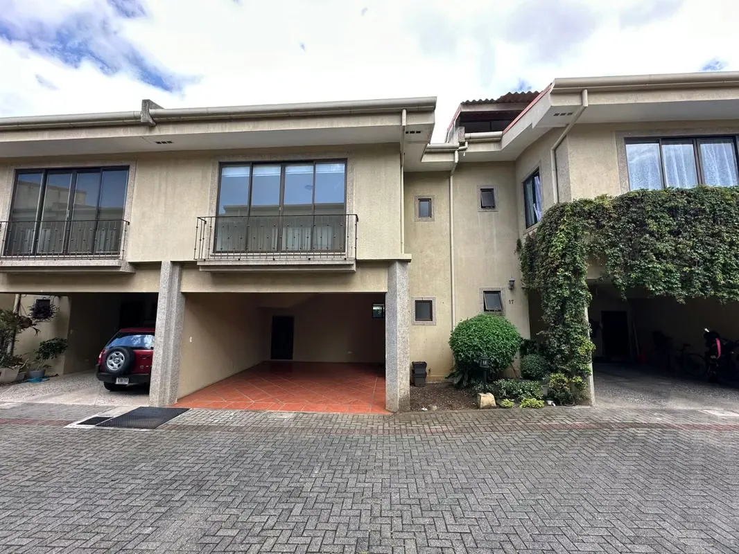 Hermosa y amplia casa en condominio en San Pedro, ubicada en una zona céntrica, segura y de gran conveniencia. La propiedad cuenta con espacios amplios, cómodos y muy bien iluminados, ...
