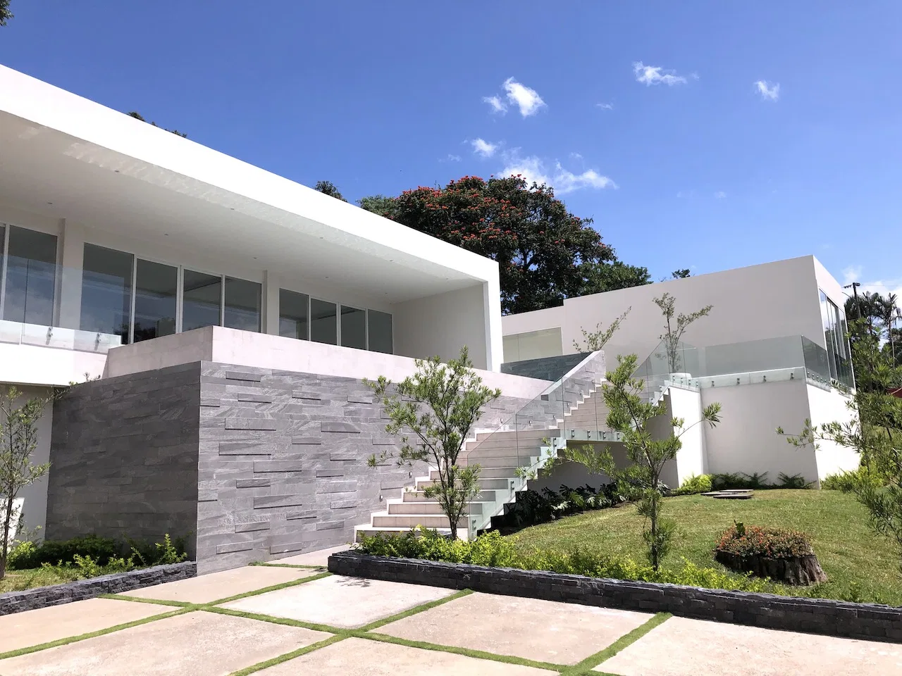 VENTA DE ESPECTACULAR CASA C/PISCINA PROPIA-ESCAZU
