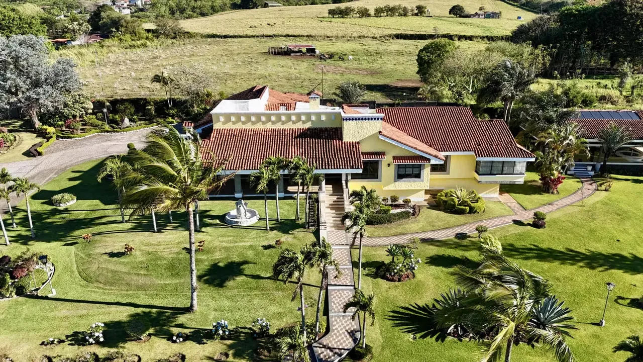 Exclusive Country House for Sale in Santa Bárbara de Heredia