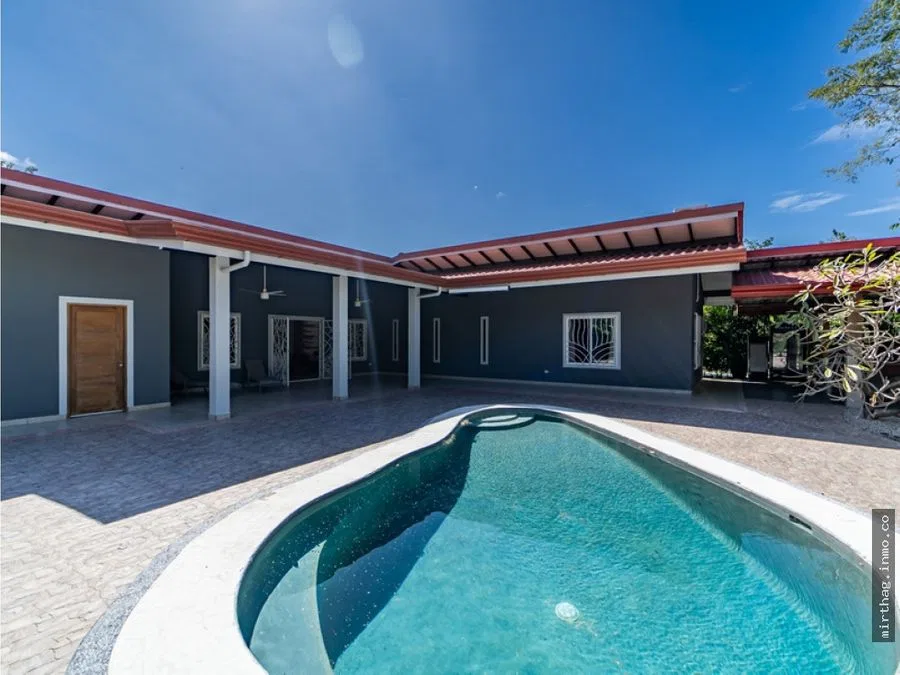 3BR 3.5BA Home in Barrio Los Monos