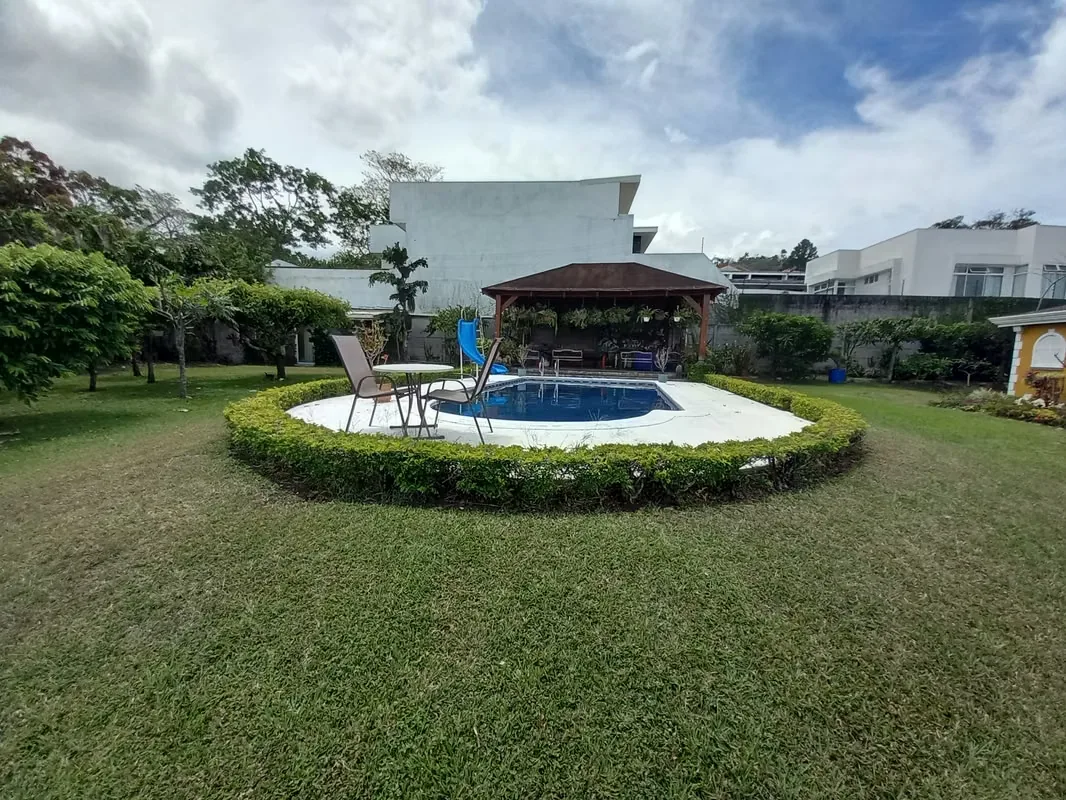 Presentamos una impresionante propiedad con una de las mejores combinaciones de extensión de terreno, amplitud, privacidad y ubicación estratégica en la zona oeste. Con 3.000 m² de ...