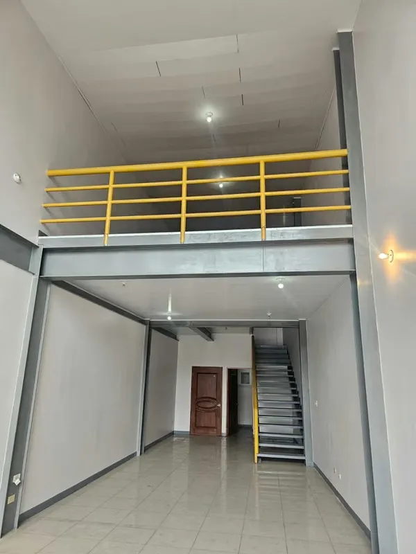 El primer piso con un área de 65 m2, mezzanine de 45 m2.