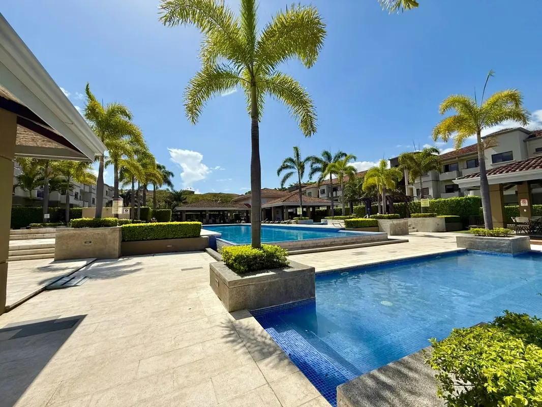 Moderno y acogedor apartamento ubicado en el exclusivo residencial Montesol, una de las zonas más convenientes y cotizadas de Santa Ana. Perfecto para quienes buscan comodidad, ...