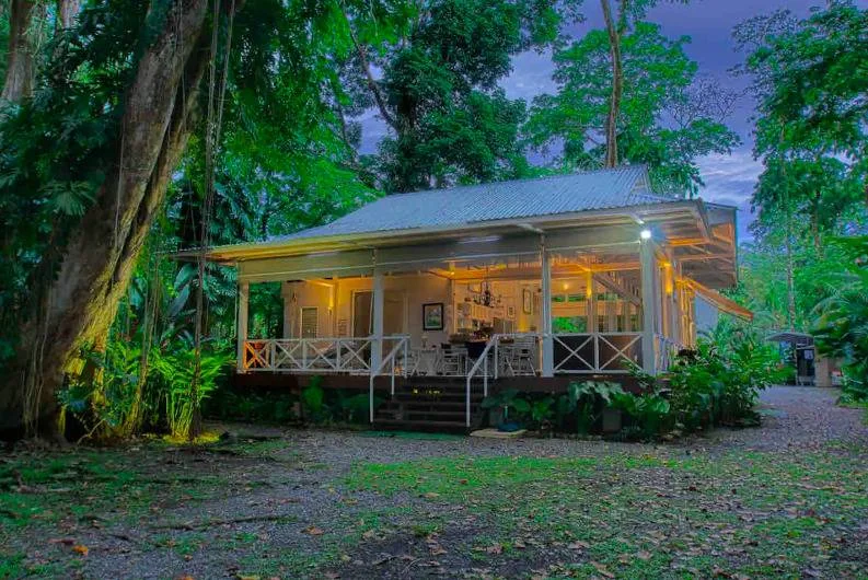 Tropical Breeze Villa: Your Beachfront Paradise in Puerto Viejo