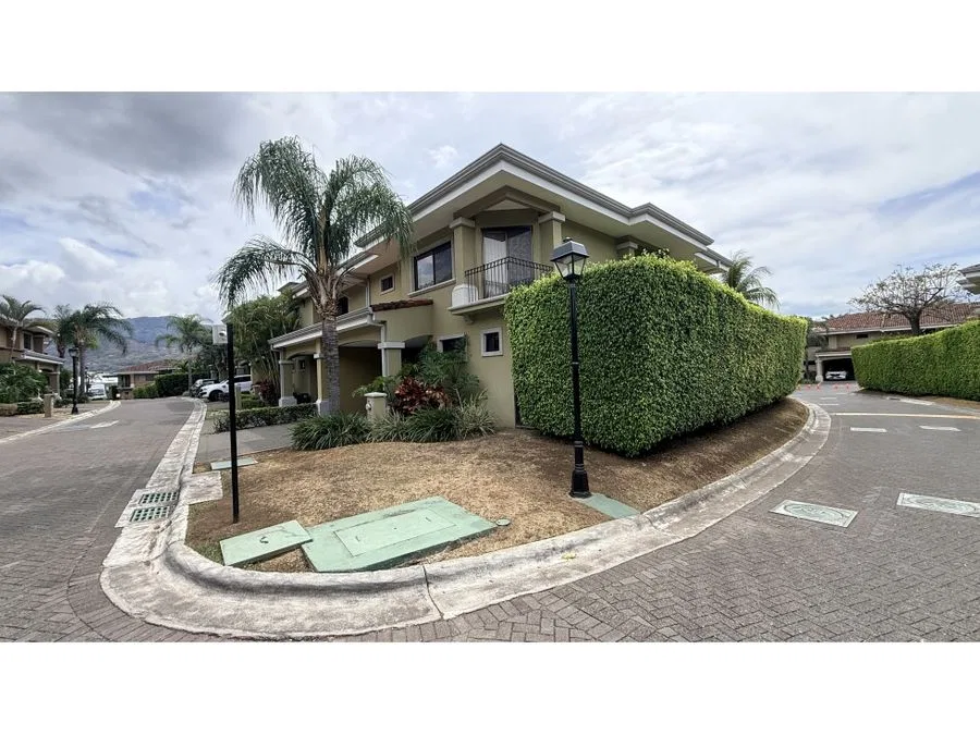 Casa Esquinera de 3 Habitaciones con Jardín y Terraza en Almería