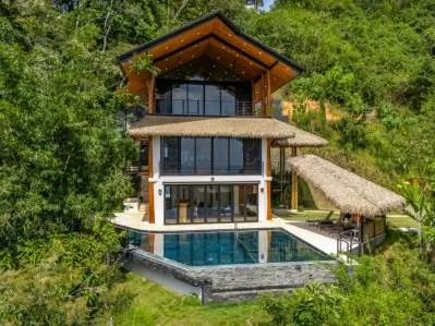 Casa de lujo con vista al mar con increíble piscina, terraza de yoga y fácil acceso.