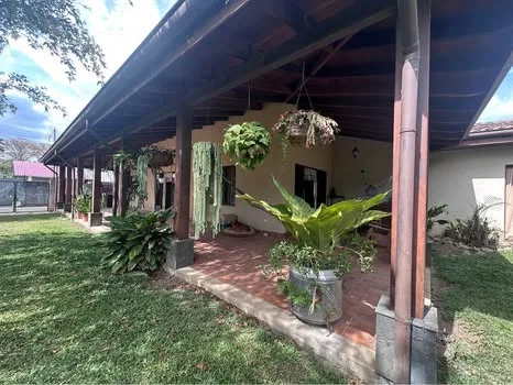 Se vende casa amplia en zona de Grecia