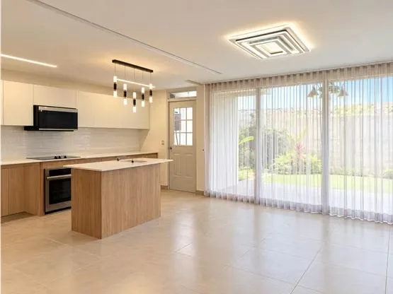 Alquiler casa moderna en condominio, ubicada en San Antonio de Escazú.