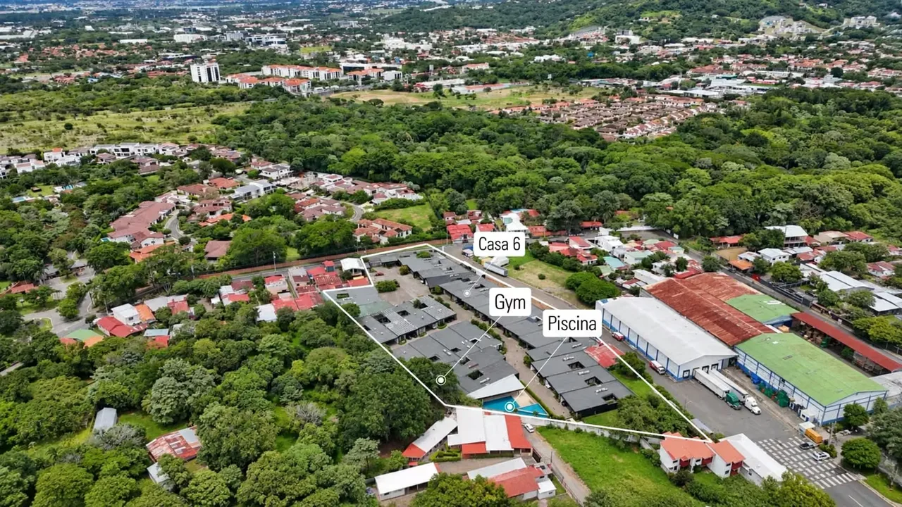 Propiedad ubicada en la casa número 6, con un lote de 245.70 m², 214.76 m² de construcción ...