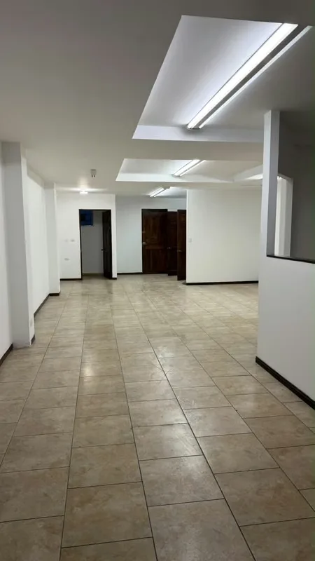 Excelente oportunidad para establecer su empresa en una ubicación estratégica de Rohrmoser, en una zona de alta exposición y tránsito ...
