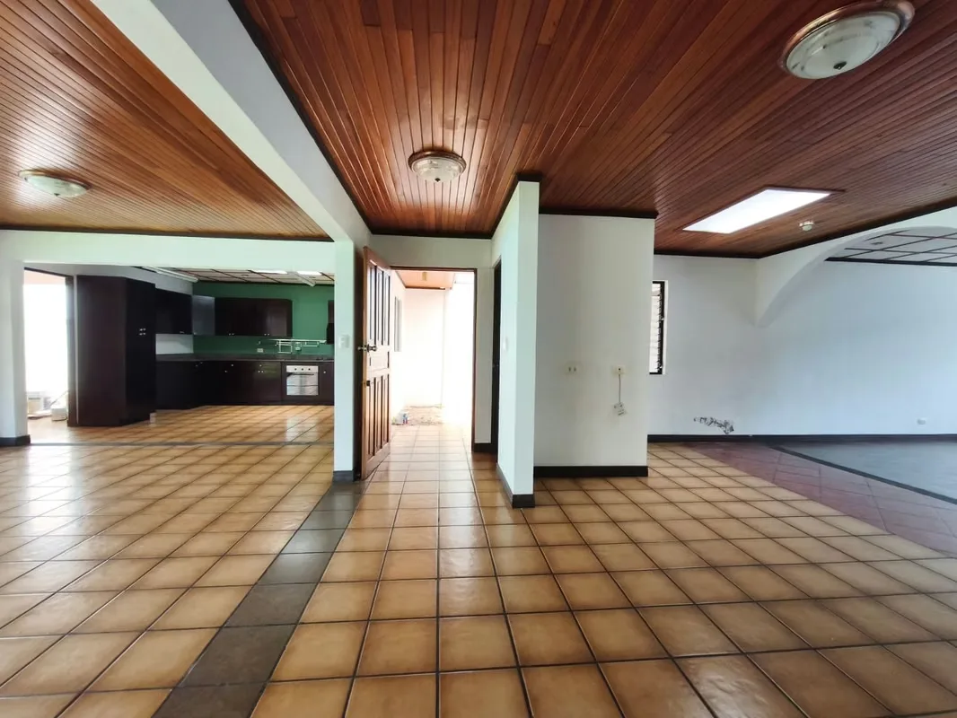 Distribución: 1 habitación con walking closet y bano, ...