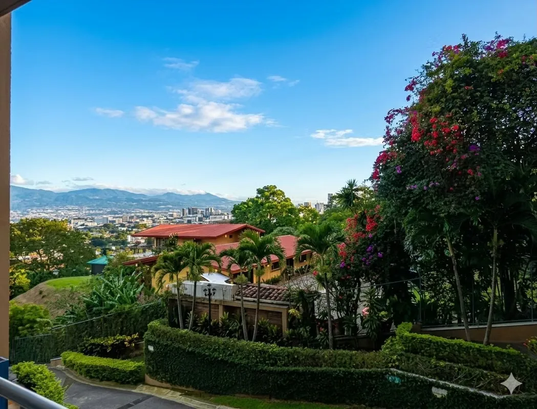 Hermoso apartamento amueblado ubicado en el Condominio Valle Arriba, en San Rafael de Escazú. Cuenta con una excelente ...