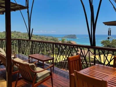 Se vende lujosa propiedad de varios niveles con vista al mar en Manuel Antonio.