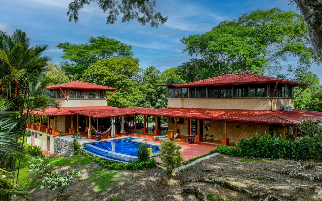 PROPERTY WITH FOUR BEDROOMS AND PARTIAL OCEAN VIEWS, IN JARDINES DEL MORETE UVITA – 2.2 ACRES