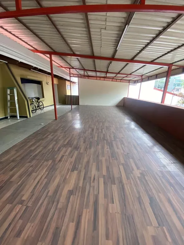 Se alquila espectacular local comercial en La Sabana, zona de alta demanda y prestigio. Este inmueble esquinero de 895 m2 ofrece un amplio ..., photo 2