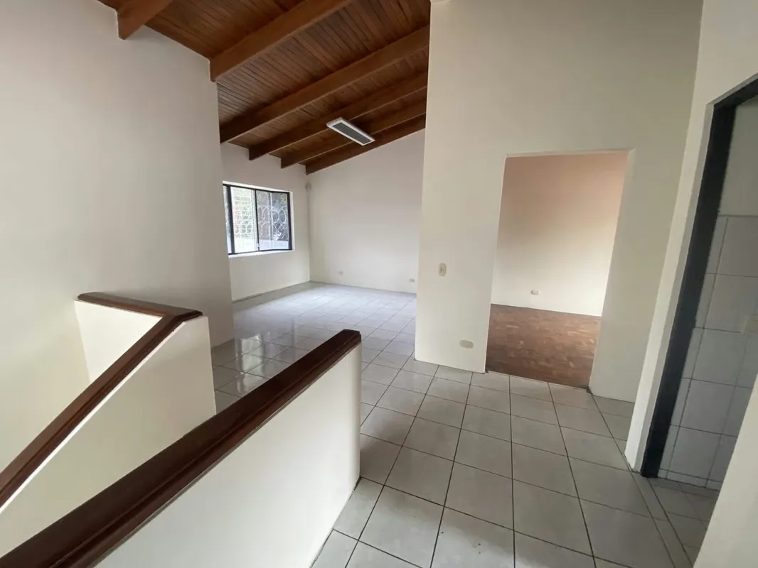 Se alquila espectacular local comercial en La Sabana, zona de alta demanda y prestigio. Este inmueble esquinero de 895 m2 ofrece un amplio ..., photo 11