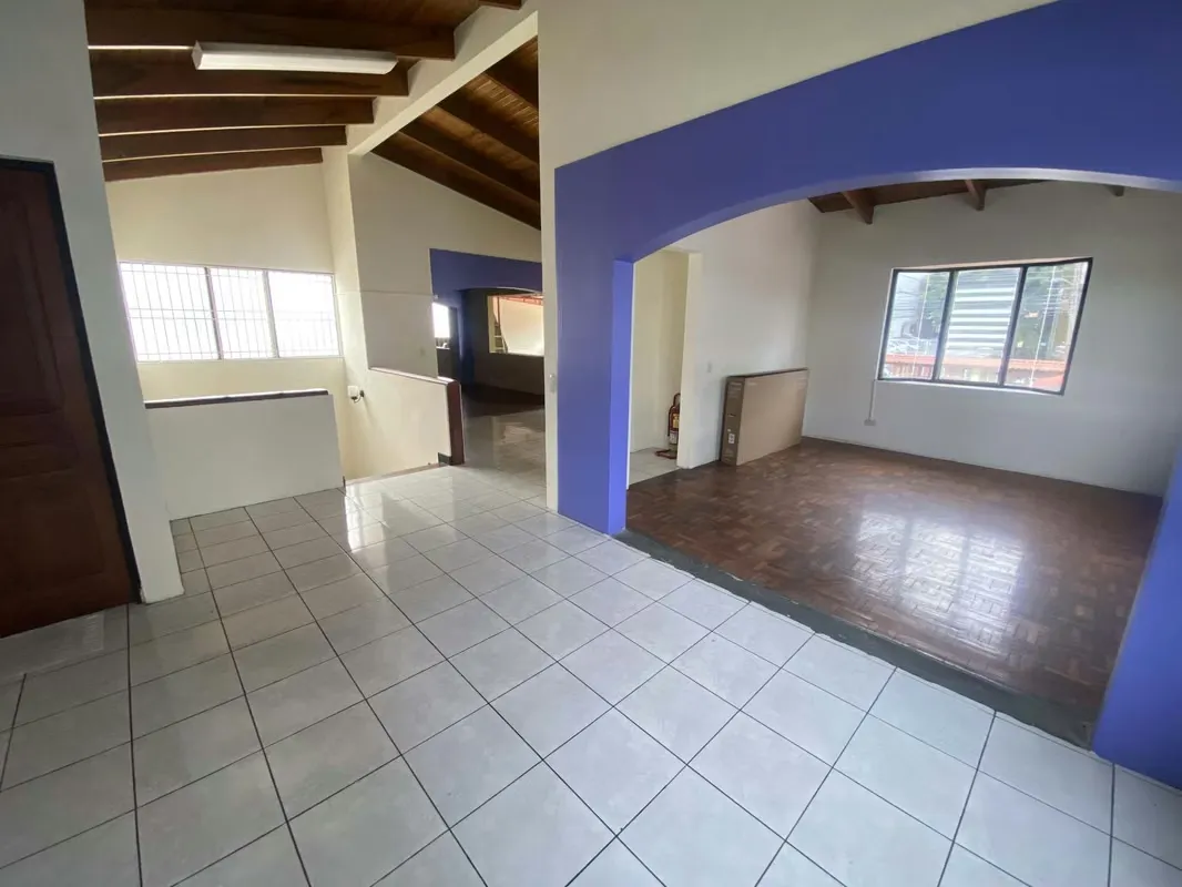 Se alquila espectacular local comercial en La Sabana, zona de alta demanda y prestigio. Este inmueble esquinero de 895 m2 ofrece un amplio ..., photo 12
