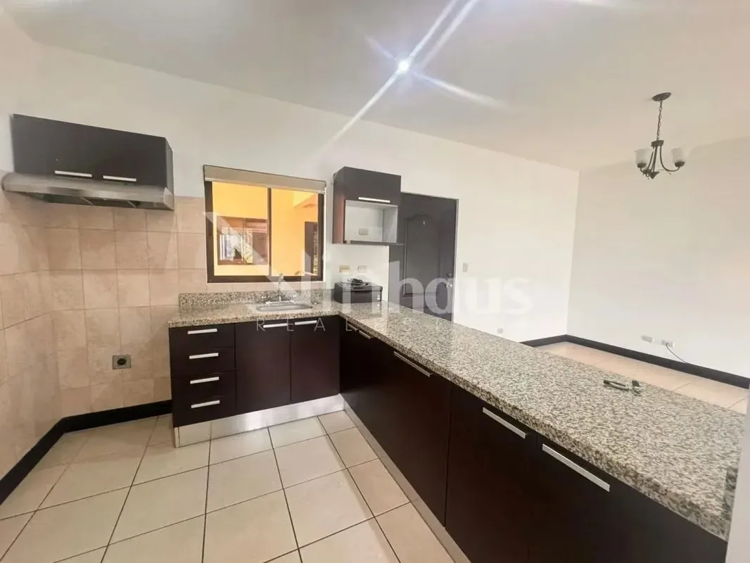 La sensación de amplitud que se percibe en este apartamento y la insuperable vista a las montañas. El diseño interior distribuye dos habitaciones amplias, la principal con walking ...