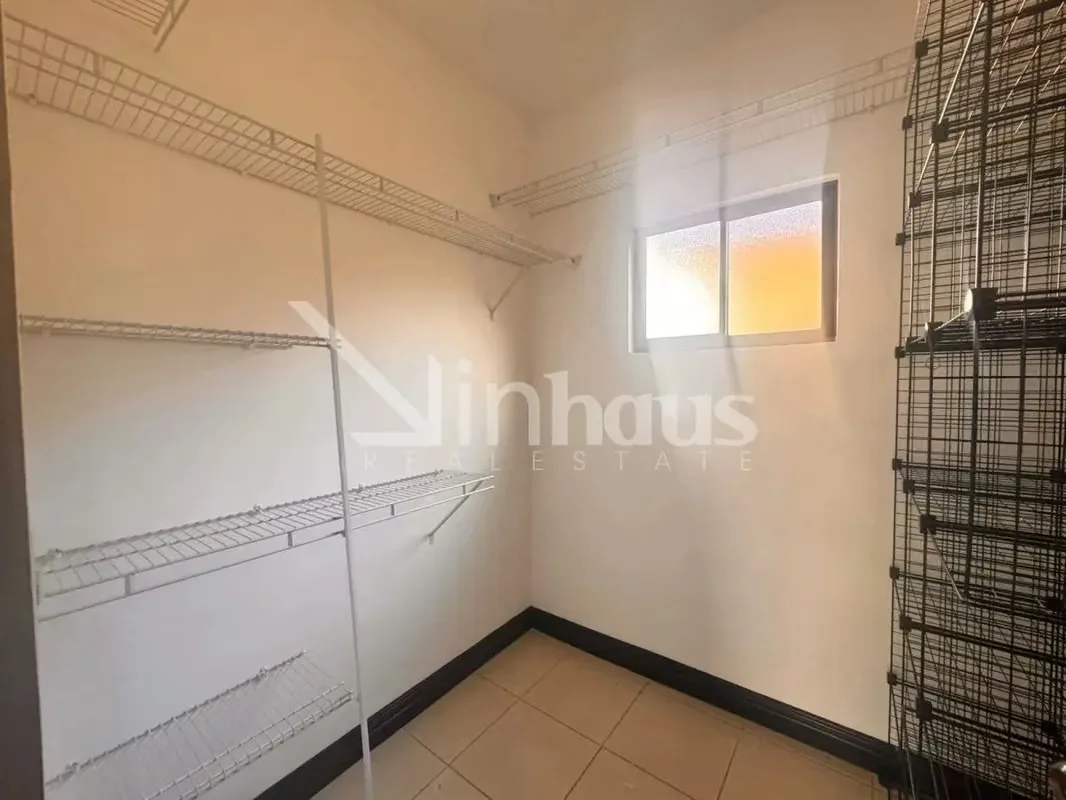 La sensación de amplitud que se percibe en este apartamento y la insuperable vista a las montañas. El diseño interior distribuye dos habitaciones amplias, la principal con walking ..., photo 2