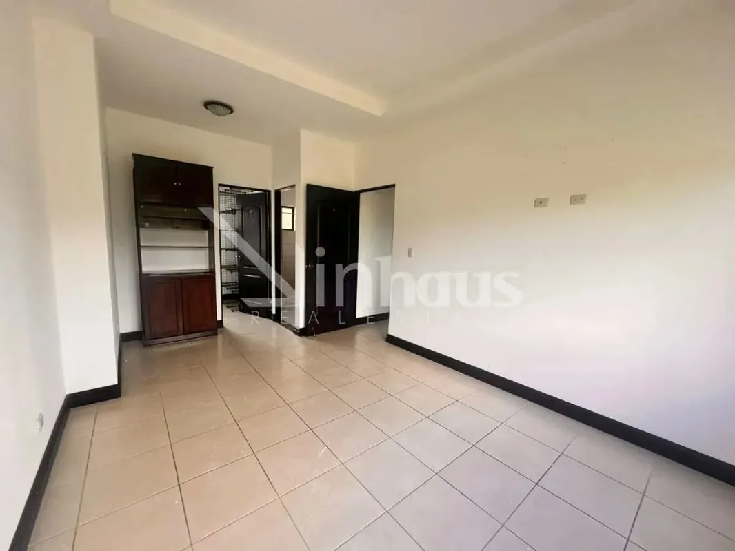 La sensación de amplitud que se percibe en este apartamento y la insuperable vista a las montañas. El diseño interior distribuye dos habitaciones amplias, la principal con walking ..., photo 4