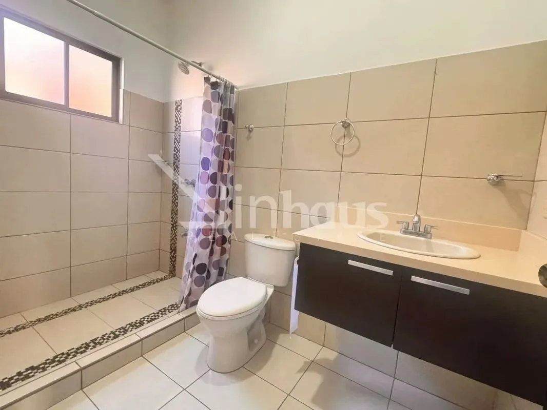 La sensación de amplitud que se percibe en este apartamento y la insuperable vista a las montañas. El diseño interior distribuye dos habitaciones amplias, la principal con walking ..., photo 5