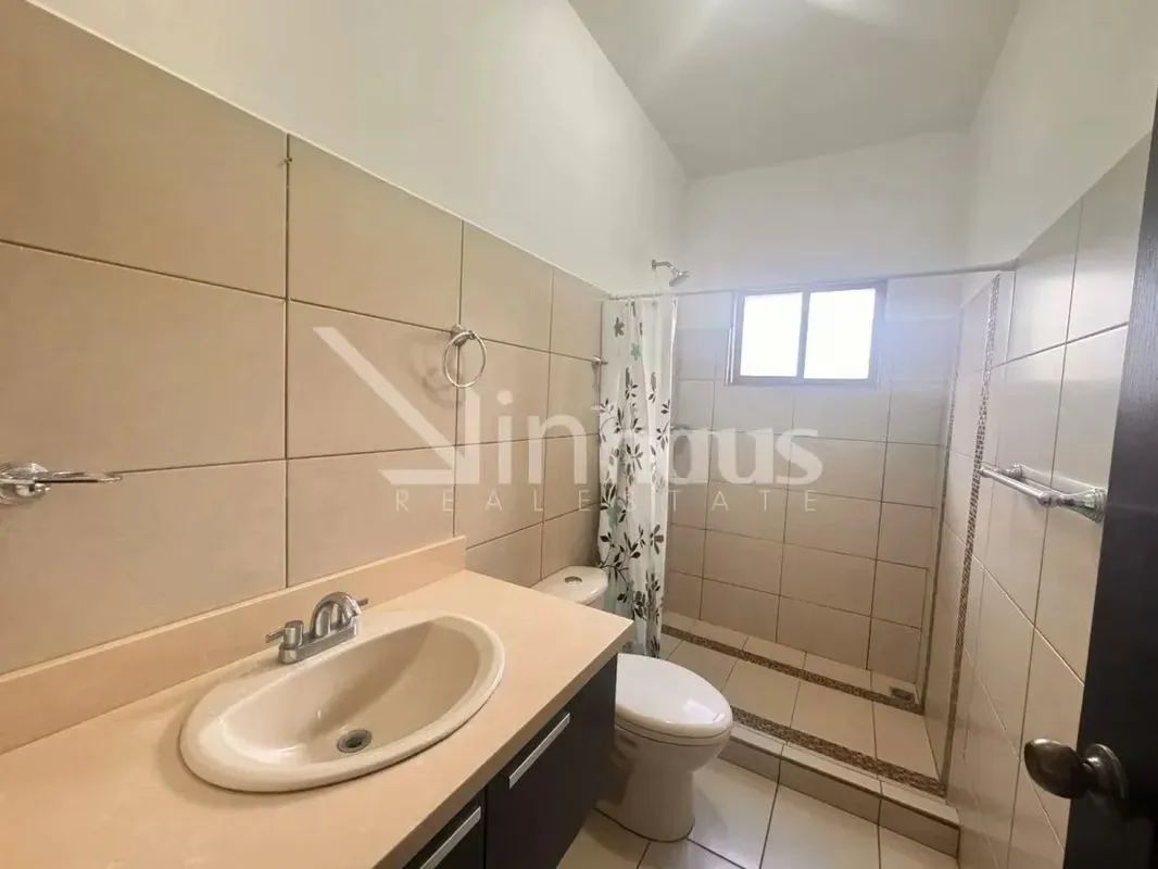 La sensación de amplitud que se percibe en este apartamento y la insuperable vista a las montañas. El diseño interior distribuye dos habitaciones amplias, la principal con walking ..., photo 7
