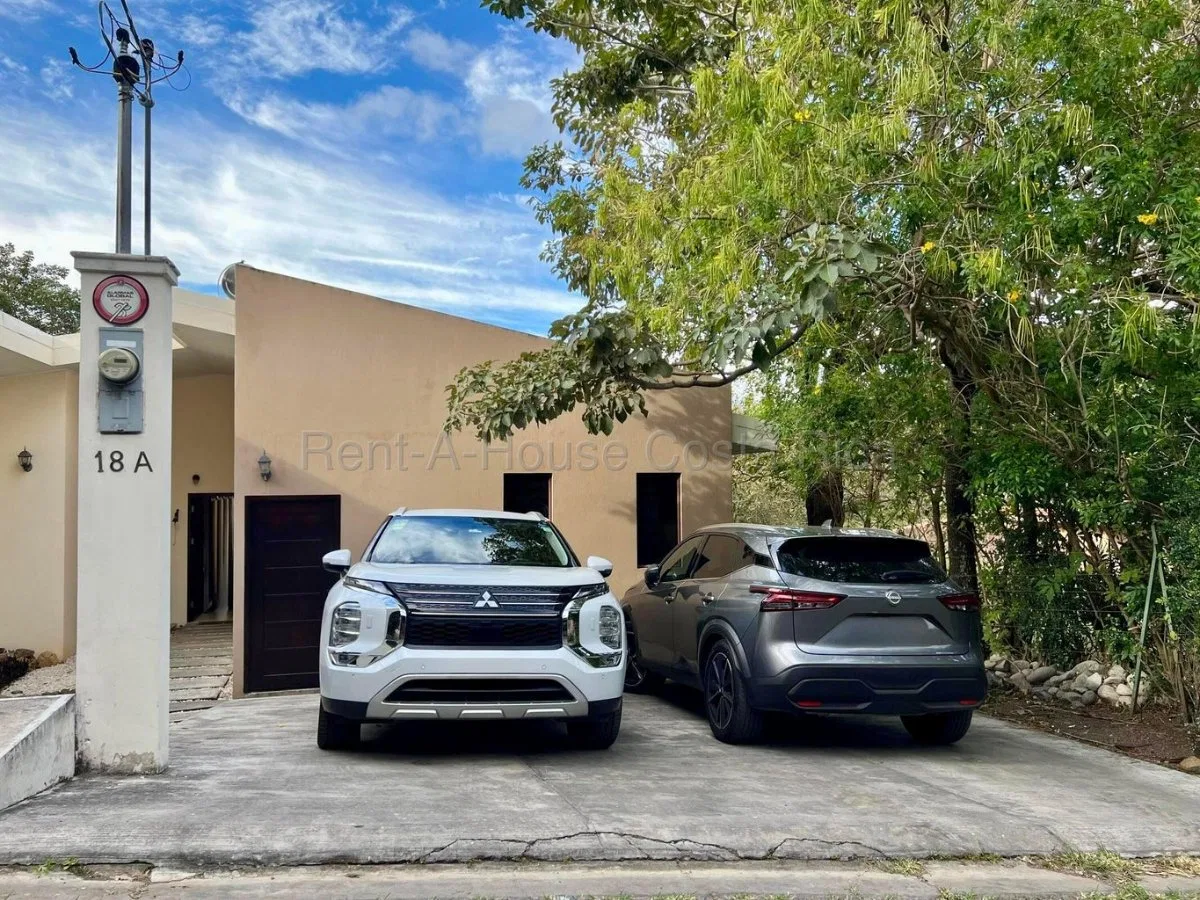 Casa contemporánea con estudio musical independiente y amplios jardines 26-1487 GS - Venta en Santa Ana