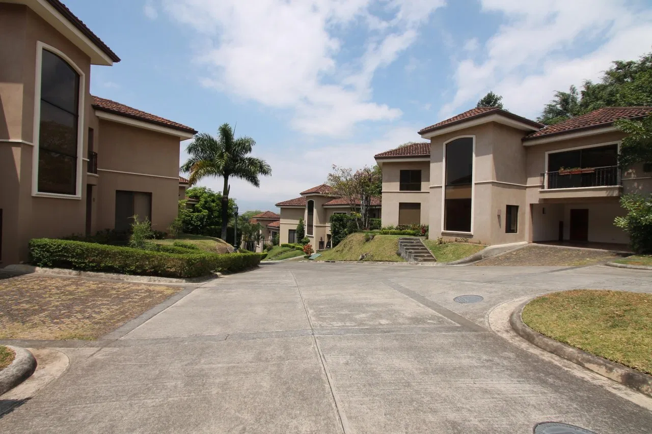 Condominio los Pinos Escazu