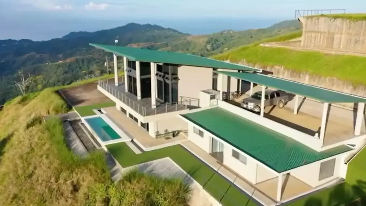 For those seeking privacy, sophistication, and unparalleled quality, this architectural gem built in 2021 in the prestigious Hermosa Hills of Jacó redefines luxury living. A seamless ..., photo 3