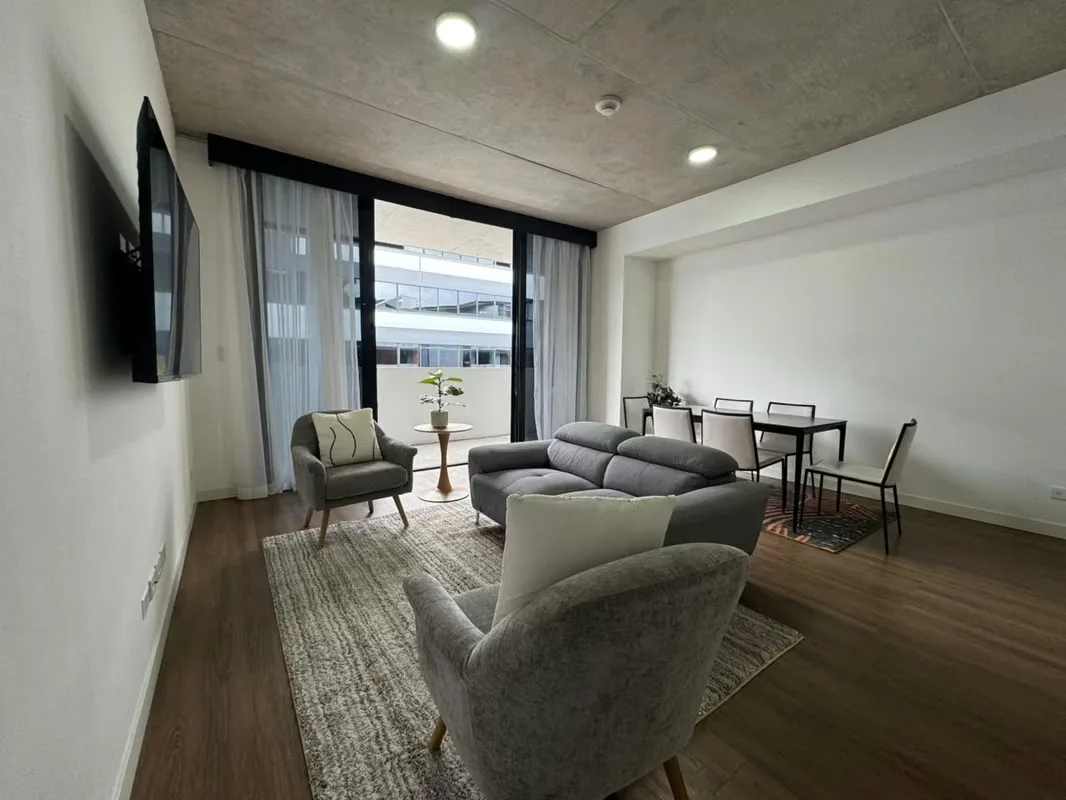 Live with comfort, style and everything within reach. This elegant furnished apartment has 2 bedrooms, 2 bathrooms and 2 parking spaces, ideal for those who seek to move without ...