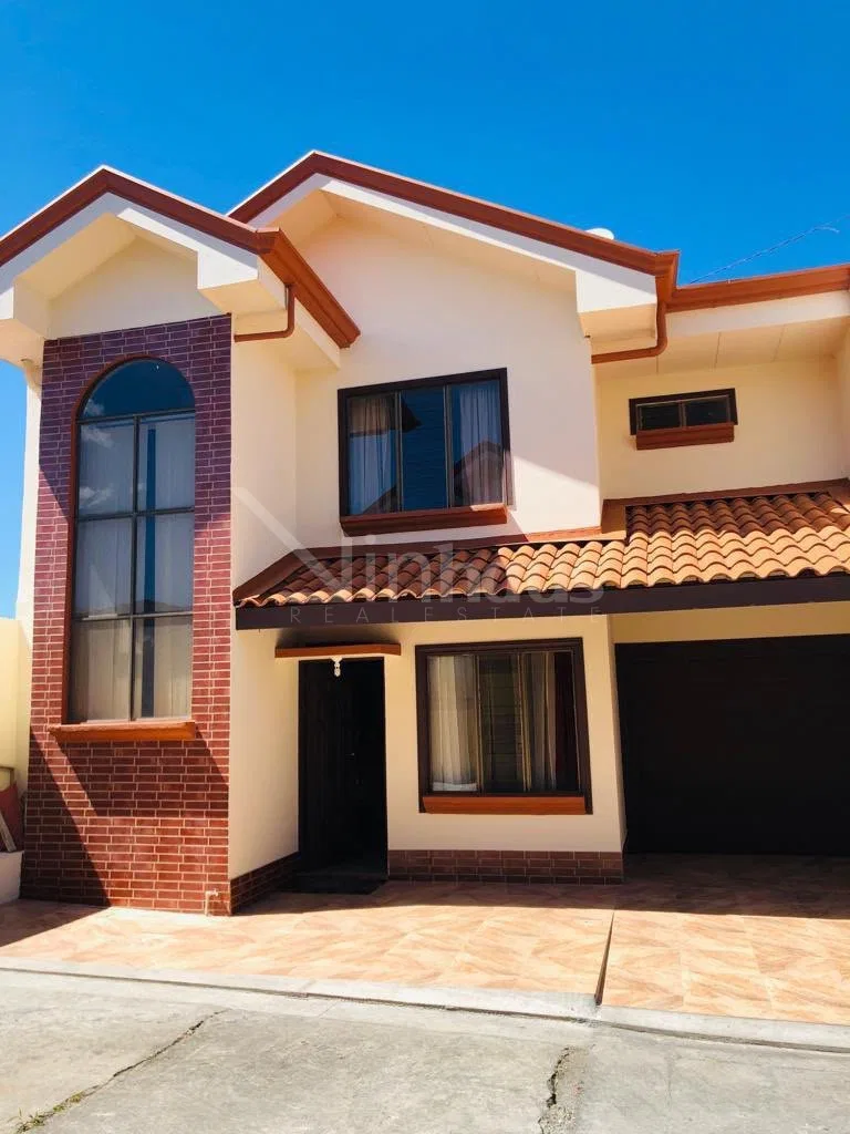 Se vende amplio condominio en Residencial Saint Clare, Moravia.