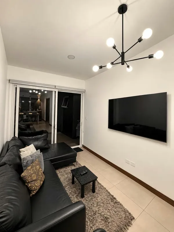 Habitación principal: equipada con cama, aire acondicionado, amplio walking closet para una mejor organización y su ..., photo 4