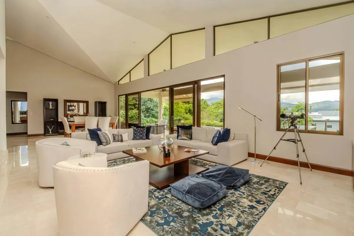 Casa para alquiler en Hacienda Los Reyes, La Guácima. 4 habitaciones, 4 baños, 400 m2 de construcción, 1.100 m² terreno, US $5.500 (amueblada). Esta casa moderna en alquiler dentro ...