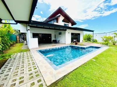 Vida moderna tropical cerca de Uvita: elegante casa con piscina y privacidad
