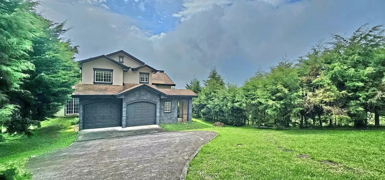 House for sale in Coronado with a large green area