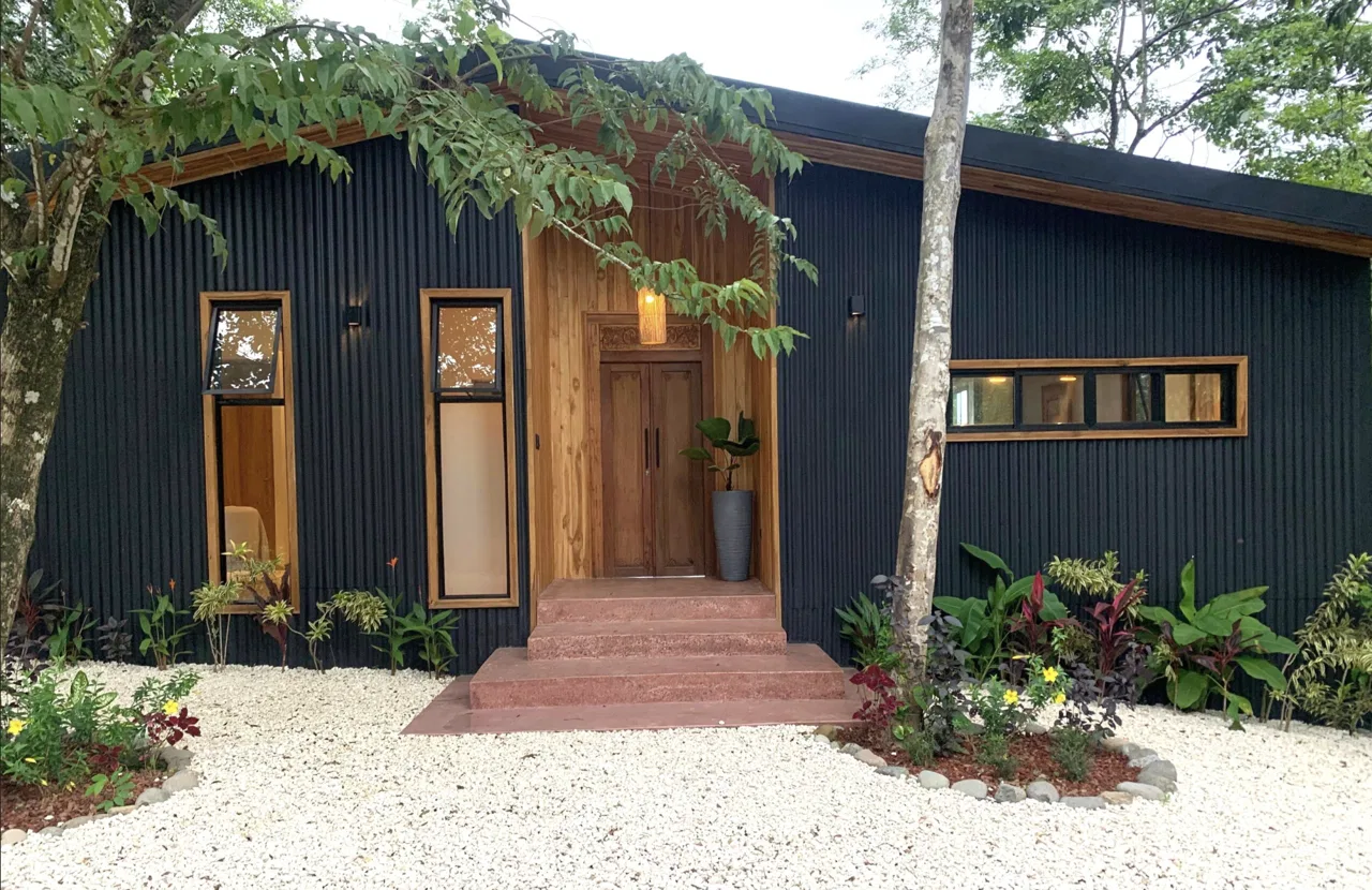 Dream Modern House in Quiet Santiago - Prime Location Near the Beach!