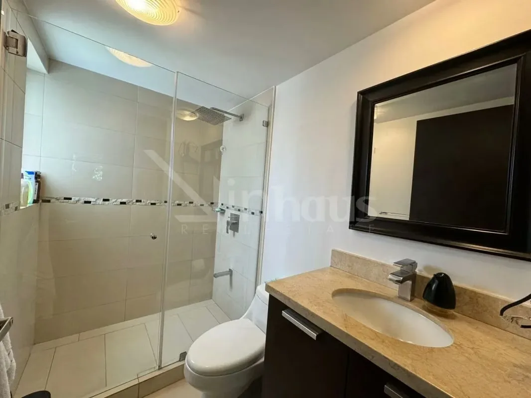Este apartamento en planta baja destaca por su diseño funcional y su acceso directo a un amplio jardín privado., photo 2