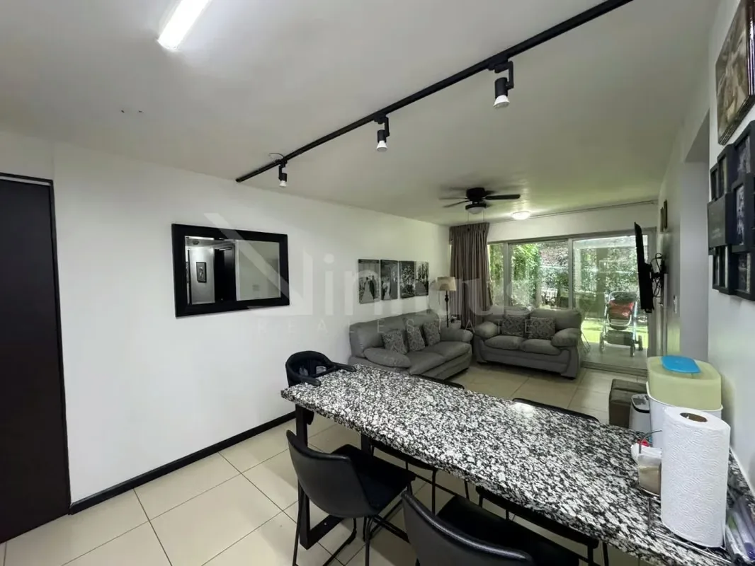 Este apartamento en planta baja destaca por su diseño funcional y su acceso directo a un amplio jardín privado., photo 11