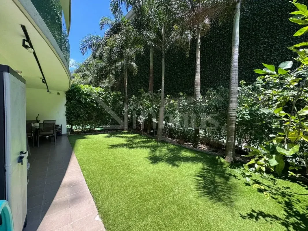 Este apartamento en planta baja destaca por su diseño funcional y su acceso directo a un amplio jardín privado., photo 16