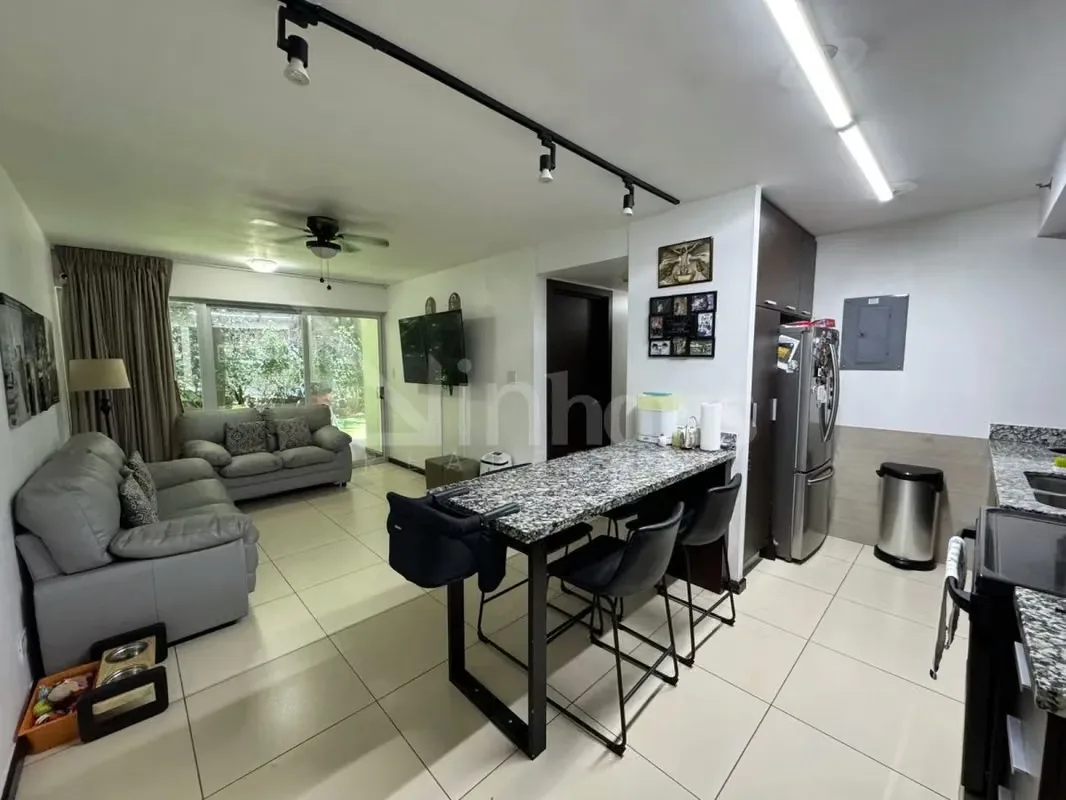 Este apartamento en planta baja destaca por su diseño funcional y su acceso directo a un amplio jardín privado., photo 3
