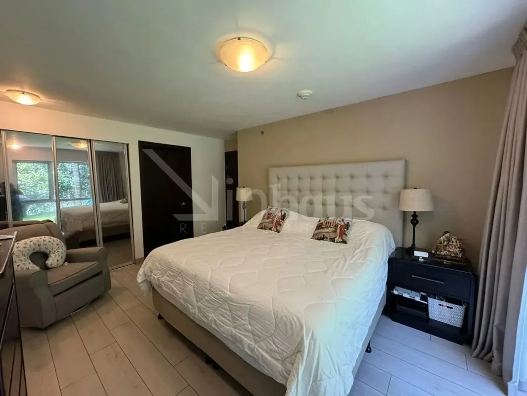 Este apartamento en planta baja destaca por su diseño funcional y su acceso directo a un amplio jardín privado., photo 7