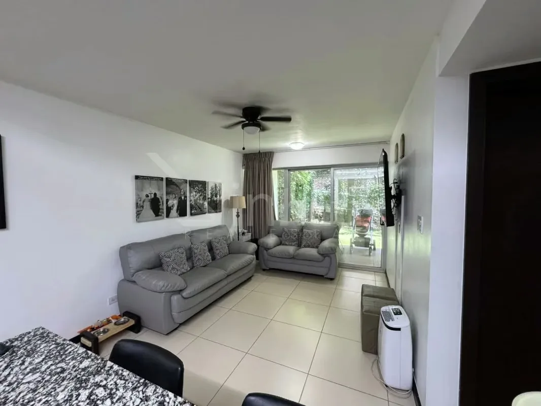 Este apartamento en planta baja destaca por su diseño funcional y su acceso directo a un amplio jardín privado., photo 8